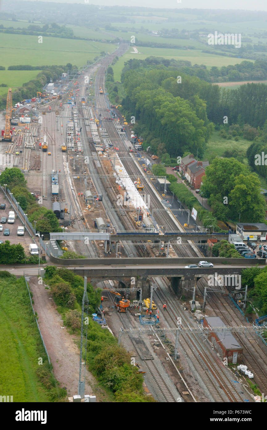 Ariel Blick vom Hubschrauber der Tring station Erneuerung während der West Coast Main Line Modernisierung. Freitag 4. Juni 2004. Stockfoto