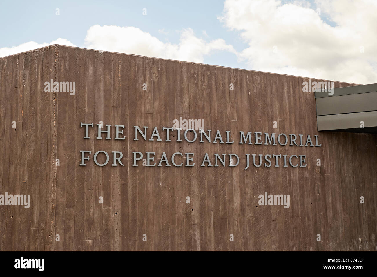 Eingang zum National Memorial für Frieden und Gerechtigkeit Museum und das Denkmal der Frieden, Gerechtigkeit zu fördern, die Bürgerrechte in Montgomery Alabama, USA. Stockfoto