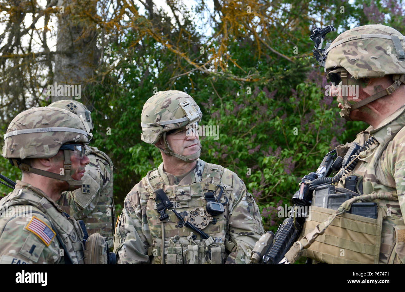 Us-Armee Brig. Gen. James J. Mingus (Mitte), dem stellvertretenden kommandierenden General der Infanterie Division 4, spricht mit Sgt. Christopher Fuhrmann (rechts), ein Squad Leader und 2 Lt Branden Farris (links), ein Zugführer, sowohl von Eagle Truppe, 2 Staffel, 2. Kavallerie Regiments, aus Vilseck stationiert, in Deutschland Bei seinem Besuch in Estland, 17. Mai 2016. Mingus besucht Eagle Truppe während Frühling Sturm, das ist eine jährliche Estnische Armee Land Defence Forces Training übung, dass fast 6000 Soldaten umfasst in diesem Jahr aus Kanada, Finnland, Deutschland, Lettland, Litauen, die Niederlande, Th Stockfoto