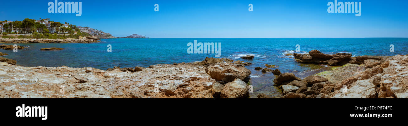 Die Burg von Peniscola und das Mittelmeer in Spanien. Panorama. Stockfoto