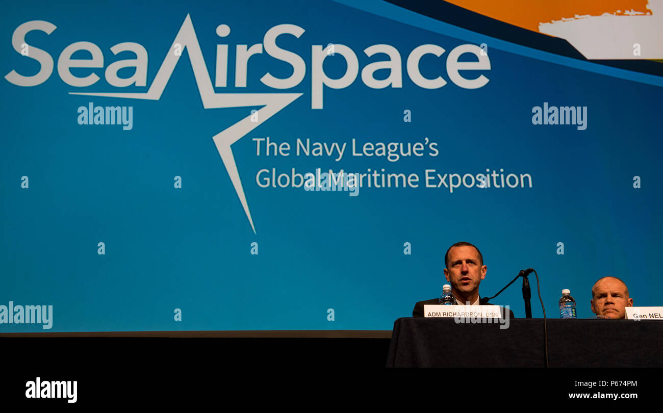 160516-N-HU 377-237 National Harbor, MD (16. Mai 2016) Leiter der Marineoperationen, Adm. John Richardson, spricht während der "Service Chief's Update" Podiumsdiskussion. Die Sea-Air-Space Exposition ist eine jährliche Veranstaltung, bringt zentrale militärische Entscheidungsträger, die US-Verteidigungsminister industrielle Basis und privaten US-Unternehmen für ein innovatives und pädagogischen maritime Ereignis. (U.S. Marine Foto von Mass Communication Specialist 2. Klasse Dustin Ritter/Freigegeben) Stockfoto