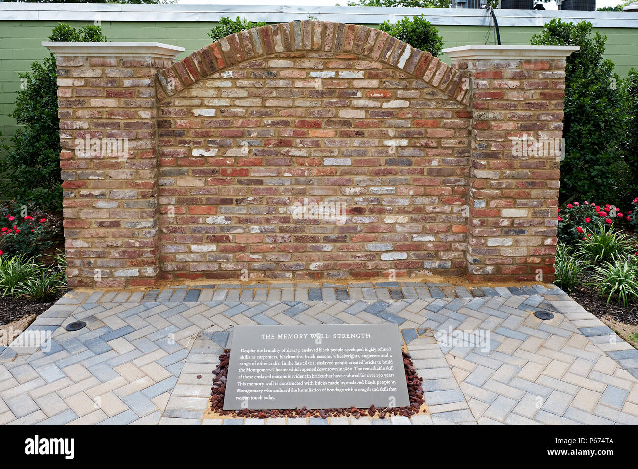 Die Anlage und der Speicher Wand an der Nationalen Gedenkstätte für Frieden und Gerechtigkeit Museum und das Denkmal in Montgomery Alabama, USA, eine zivile Rechte Wahrzeichen. Stockfoto