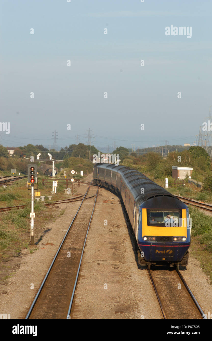 Die Great Western Railway 2004. Severn Tunnel Junction. Ein Paddington nach Swansea Zug ist hier gesehen Klettern vom Severn Tunnel am Severn Stockfoto