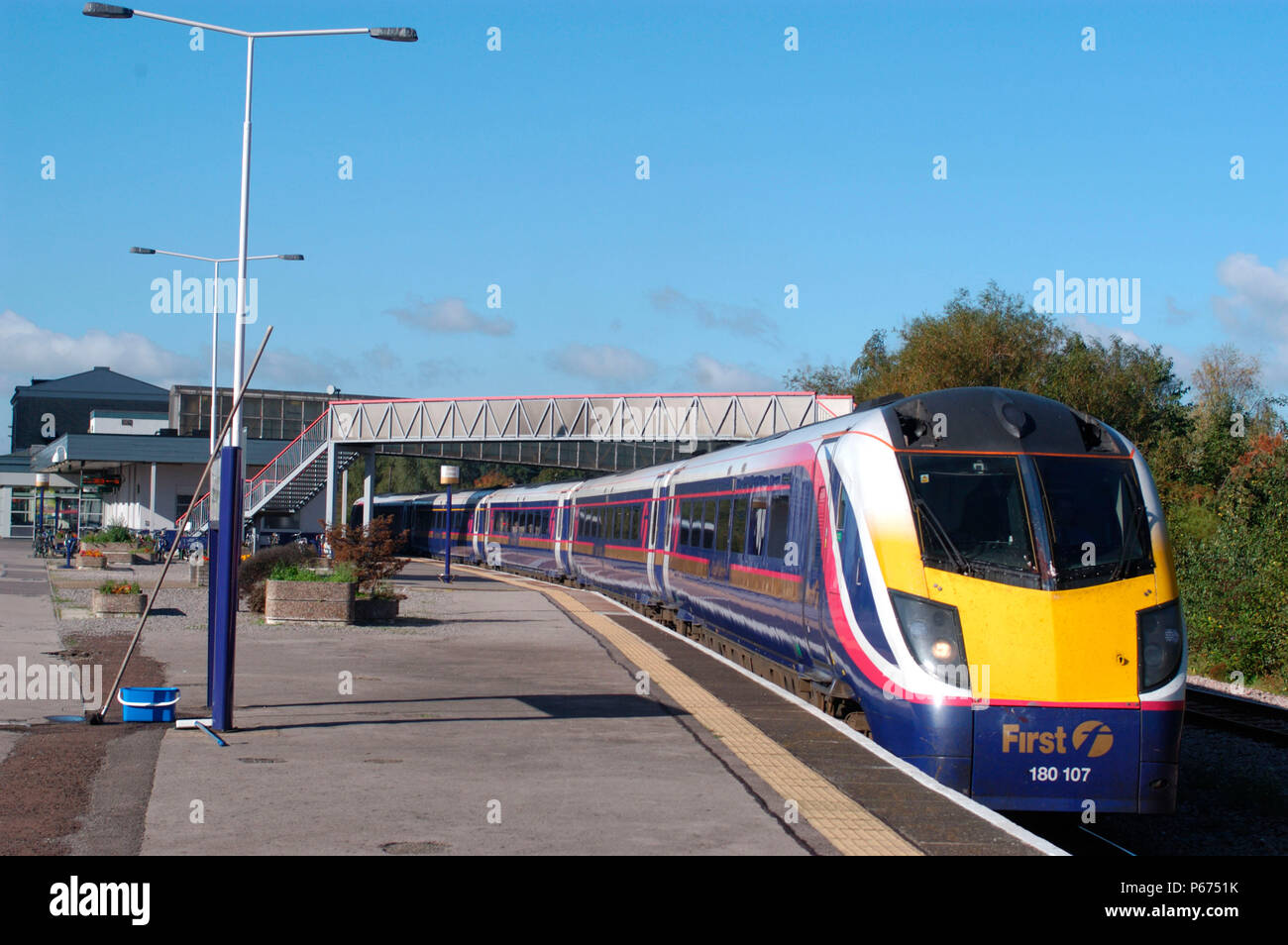 Der Great Western Railway. Swindon entfernt. Blick vom östlichen Ende der bis Plattform als Klasse 180 Adelante Triebzugeinheit auf die Plattform kommt mit W Stockfoto