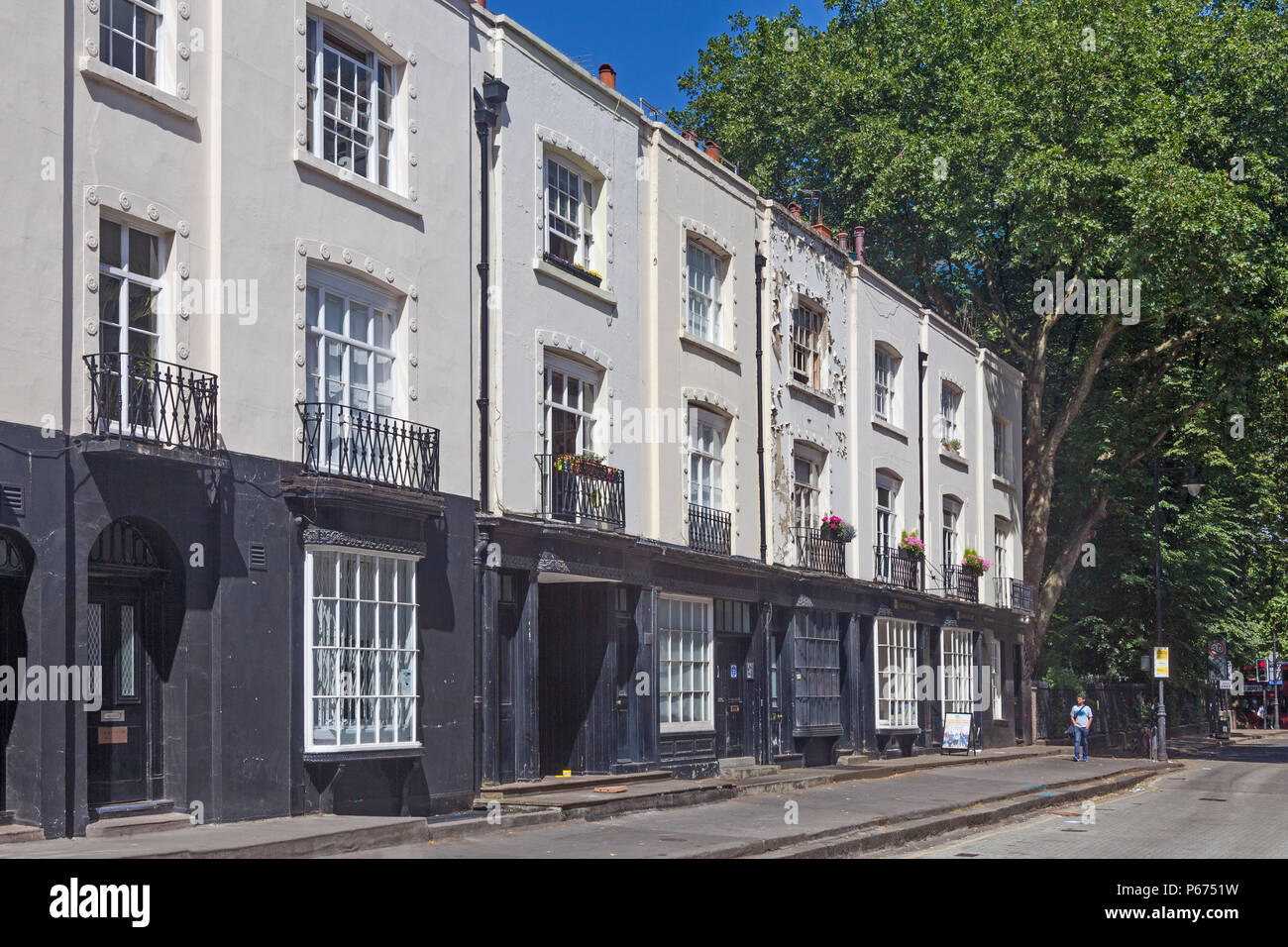 London, Stadtteil Camden der georgischen Terrasse von Duke's Road, direkt an der belebten Euston Road Stockfoto