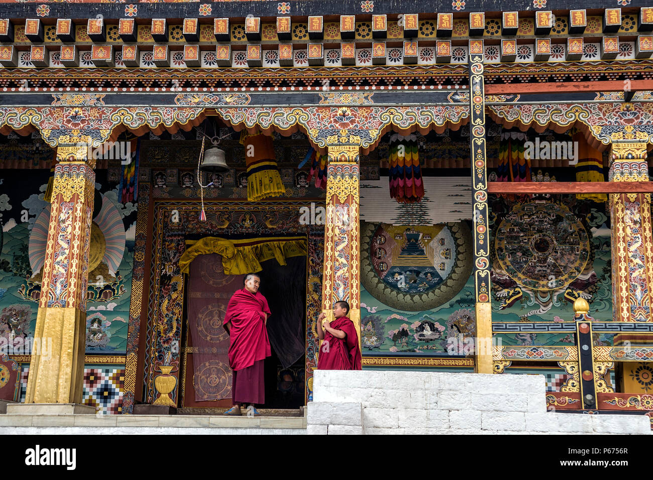 Thimpu, Bhutan - April 9, 2016: Ein Senior und Junior Mönch auf der Diskussion in der Pause Zeit an Tashichho Dzong Bhuitan - Ein unbekannter Mönch lehren Stockfoto