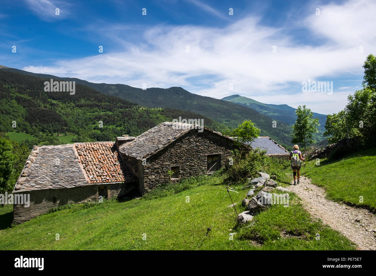 Vorbei an einem alten Steinhaus mit kreisförmigen Dachziegel im La Ruira im Vall de Nuria Tal, Katalonien, Spanien Stockfoto