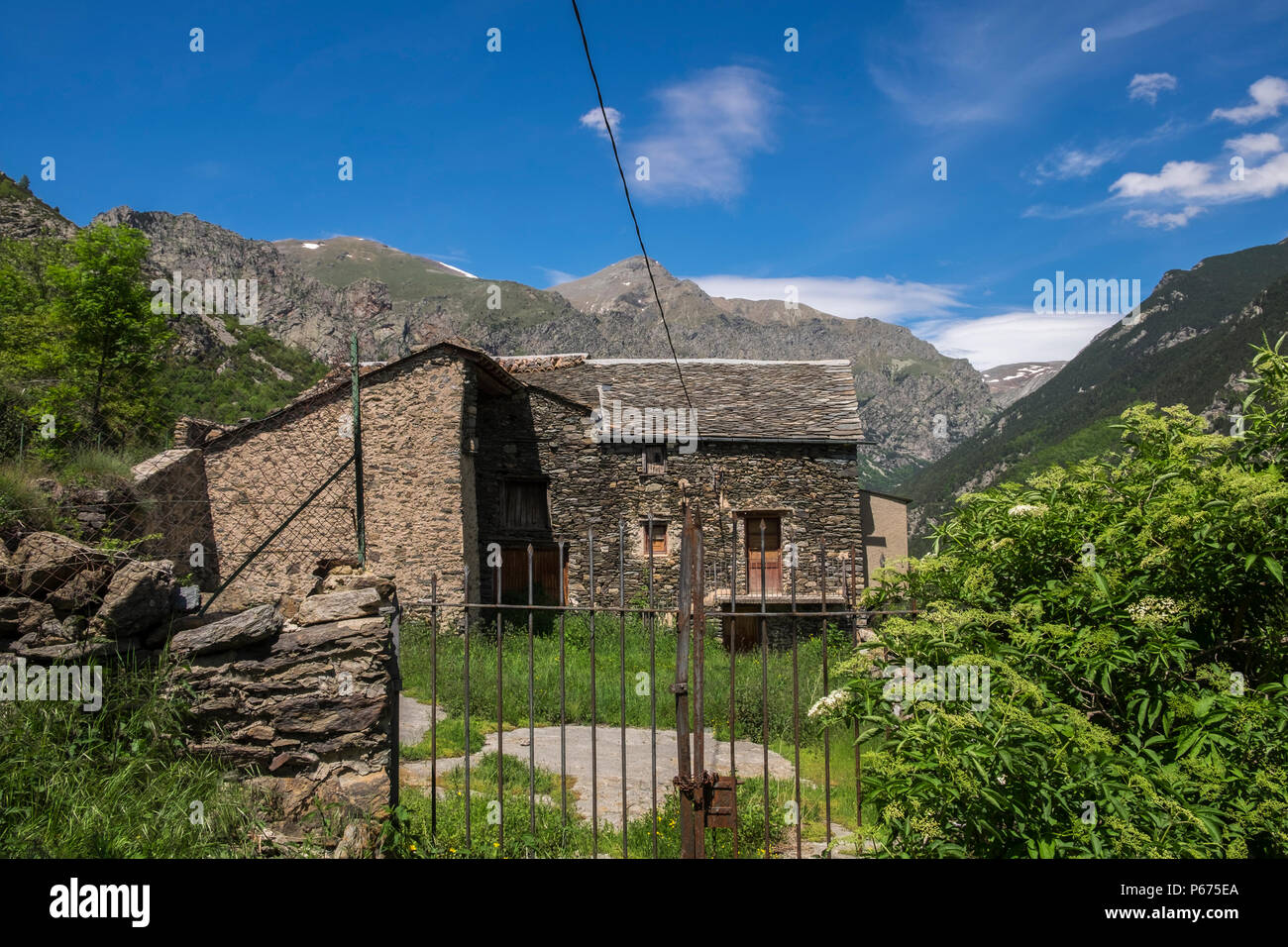 Vorbei an einem alten Steinhaus mit kreisförmigen Dachziegel im La Ruira im Vall de Nuria Tal, Katalonien, Spanien Stockfoto