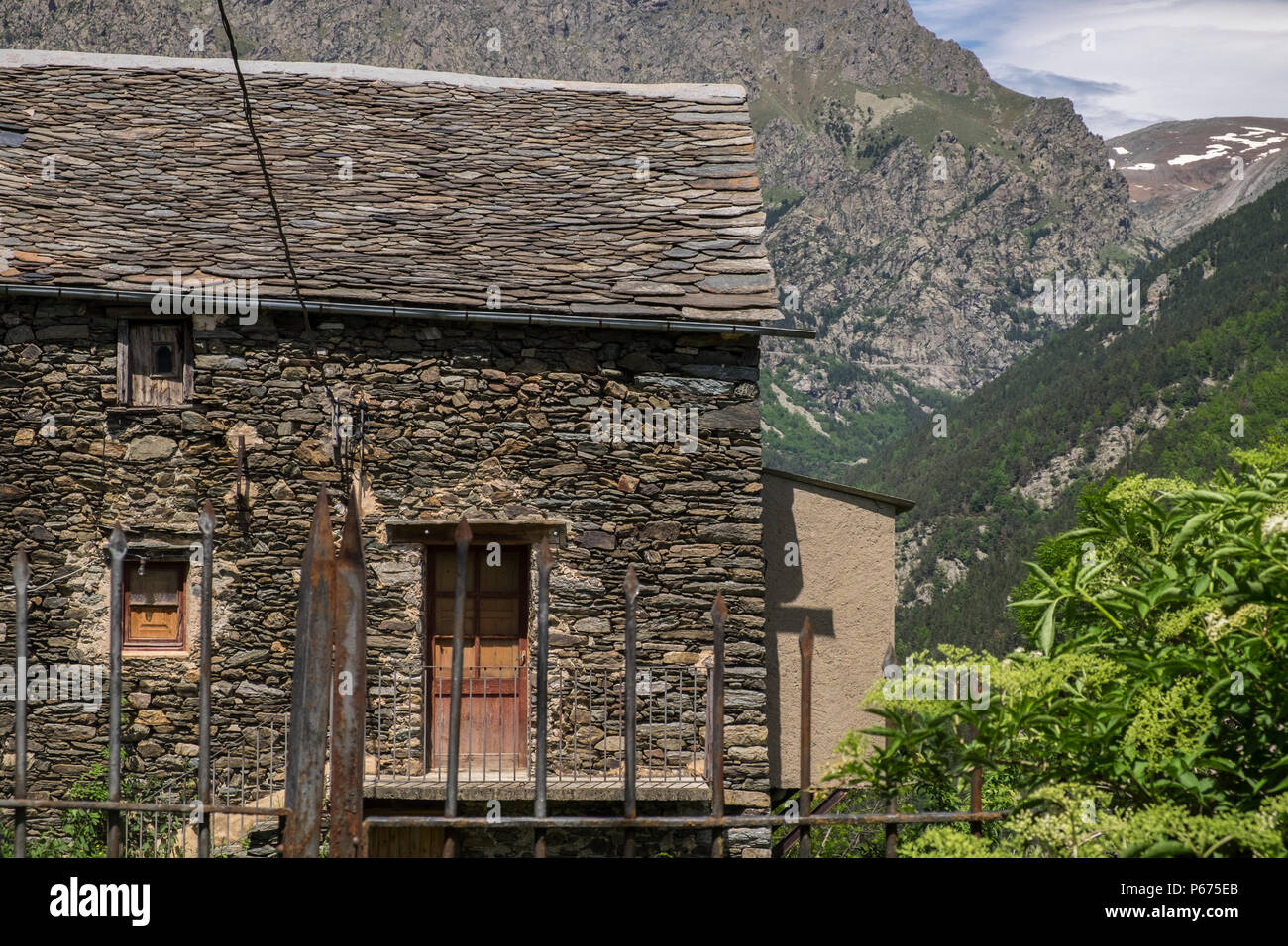 Vorbei an einem alten Steinhaus mit kreisförmigen Dachziegel im La Ruira im Vall de Nuria Tal, Katalonien, Spanien Stockfoto
