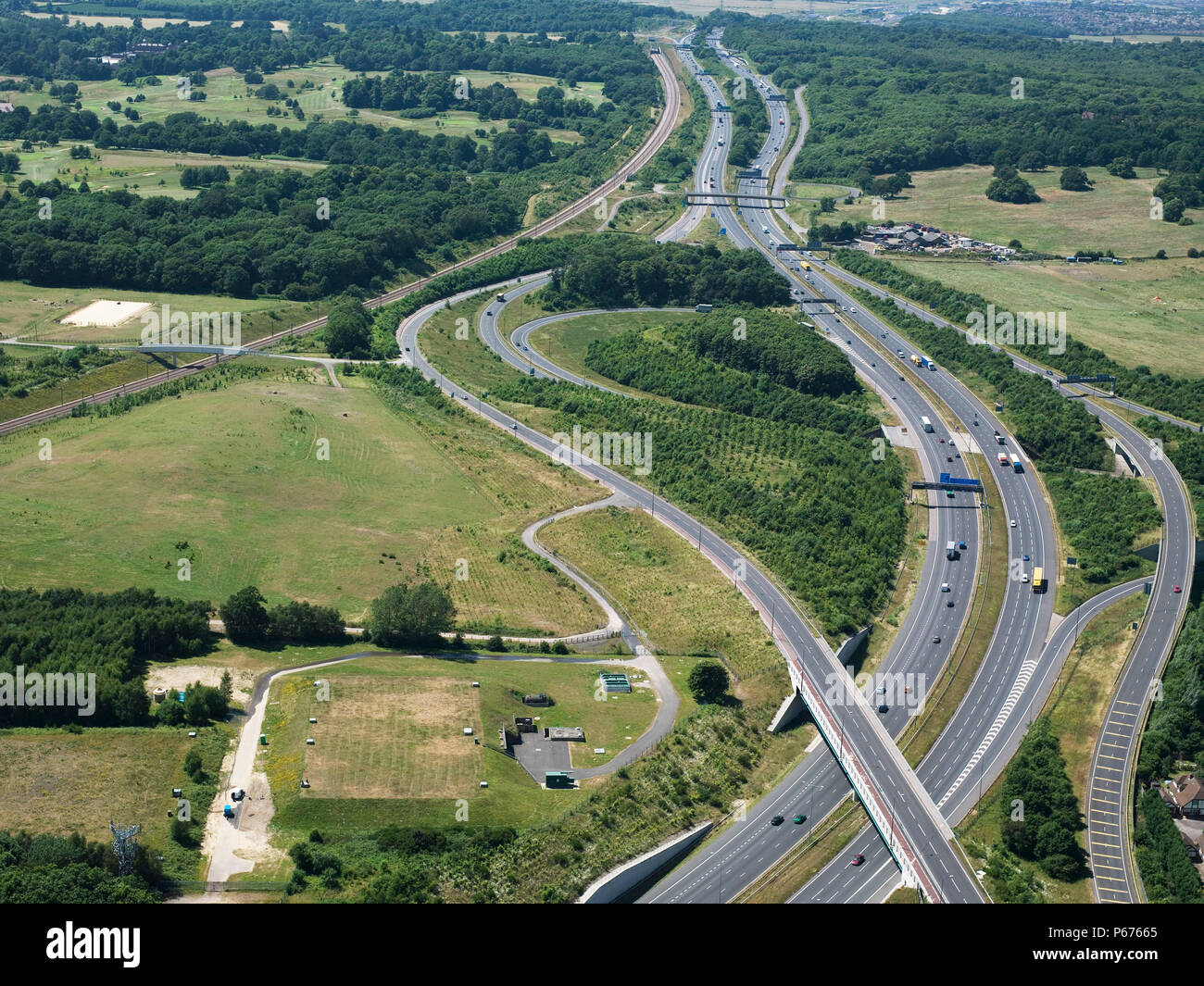 Der Ausfahrt 1 der Autobahn M2 nach Norden, wo es wird der A2, nahe Strood, Kent, Großbritannien, Luftaufnahme Stockfoto