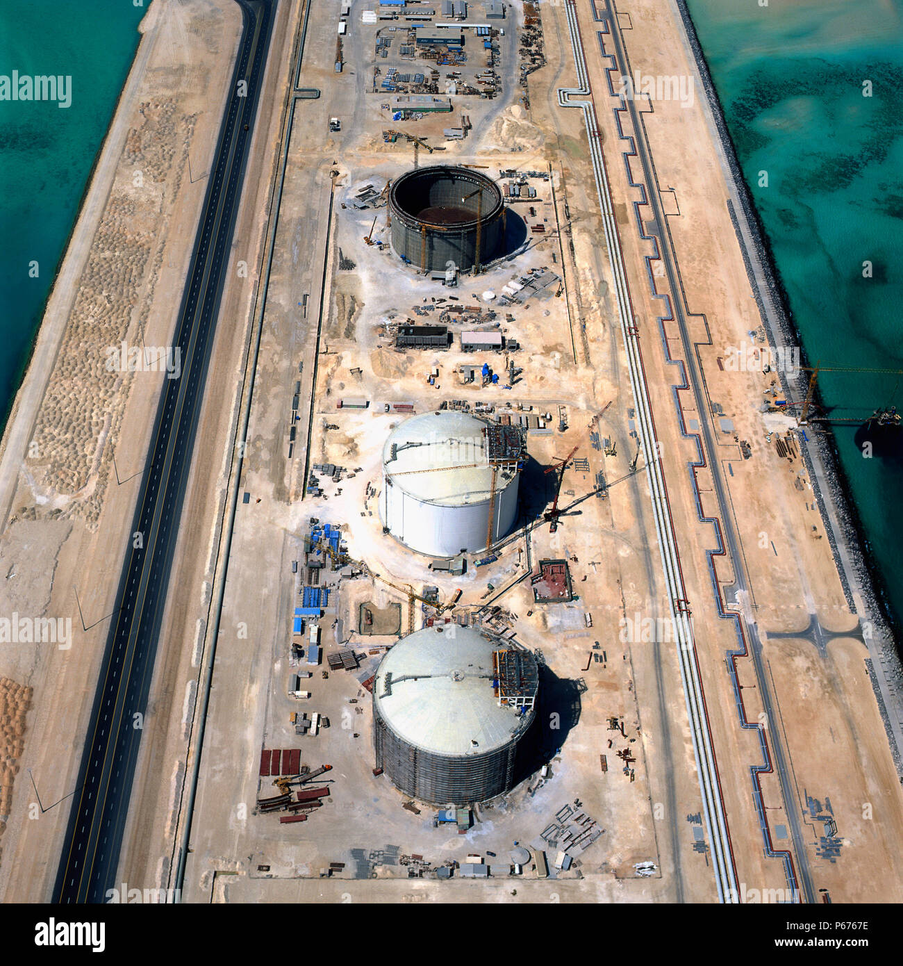 Luftaufnahme LNG-Speichertanks im Bau in Katar flüssiges Erdgas Raffinerie in der Nähe von Doha. Stockfoto