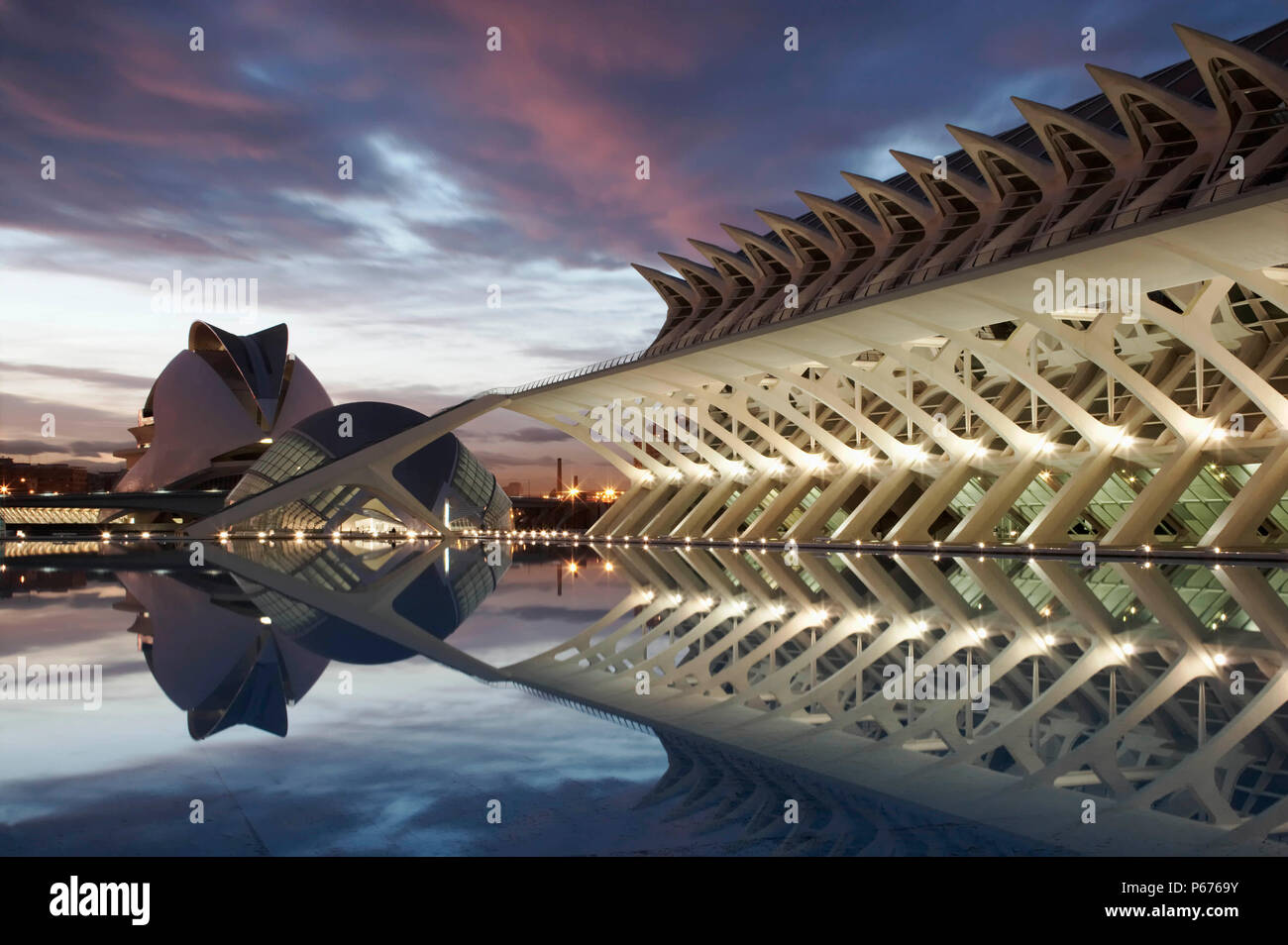 Die Stadt der Künste und der Wissenschaft. Valencia. Spanien. (Ciudad de las Artes y las Ciencias) Ansicht mit den Reflexionen im See in der Abenddämmerung Stockfoto