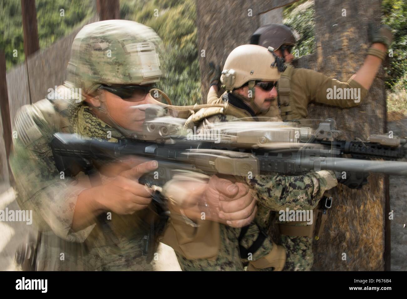 Mass Communication Specialist 2. Klasse Eric Chan, Amphibischen Bau Bataillon 1 (links) und Massenkommunikation Specialist 3. Klasse Eric Truhe, Praxis Flur Clearing bei 2016 Sommer Quick Shot, Azusa, Kalifornien, 20. Mai 2016 vergeben. Quick Shot ist ein halbjährlicher Flotte bekämpfen Kamera Pacific Übung, die Ihnen live - Feuer- und Szenario based training zu kombinieren - gemeinsame Bekämpfung der Kamera. (U.S. Marine bekämpfen Kamera Foto von Chief Mass Communication Specialist Greg Badger/Freigegeben) Stockfoto