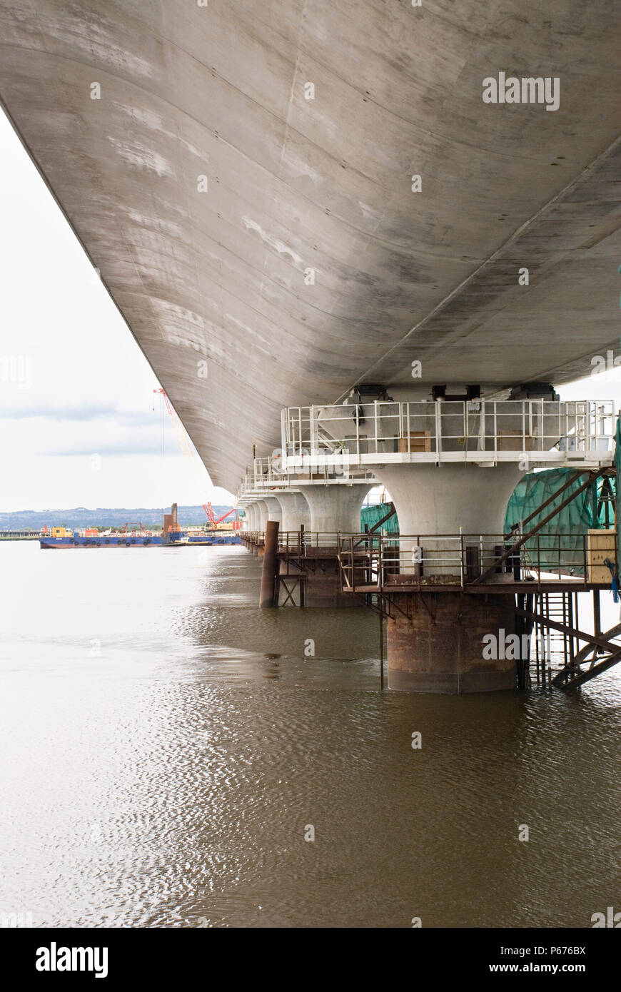 Blick auf bridge Deck, Piers und Gehweg Stockfoto