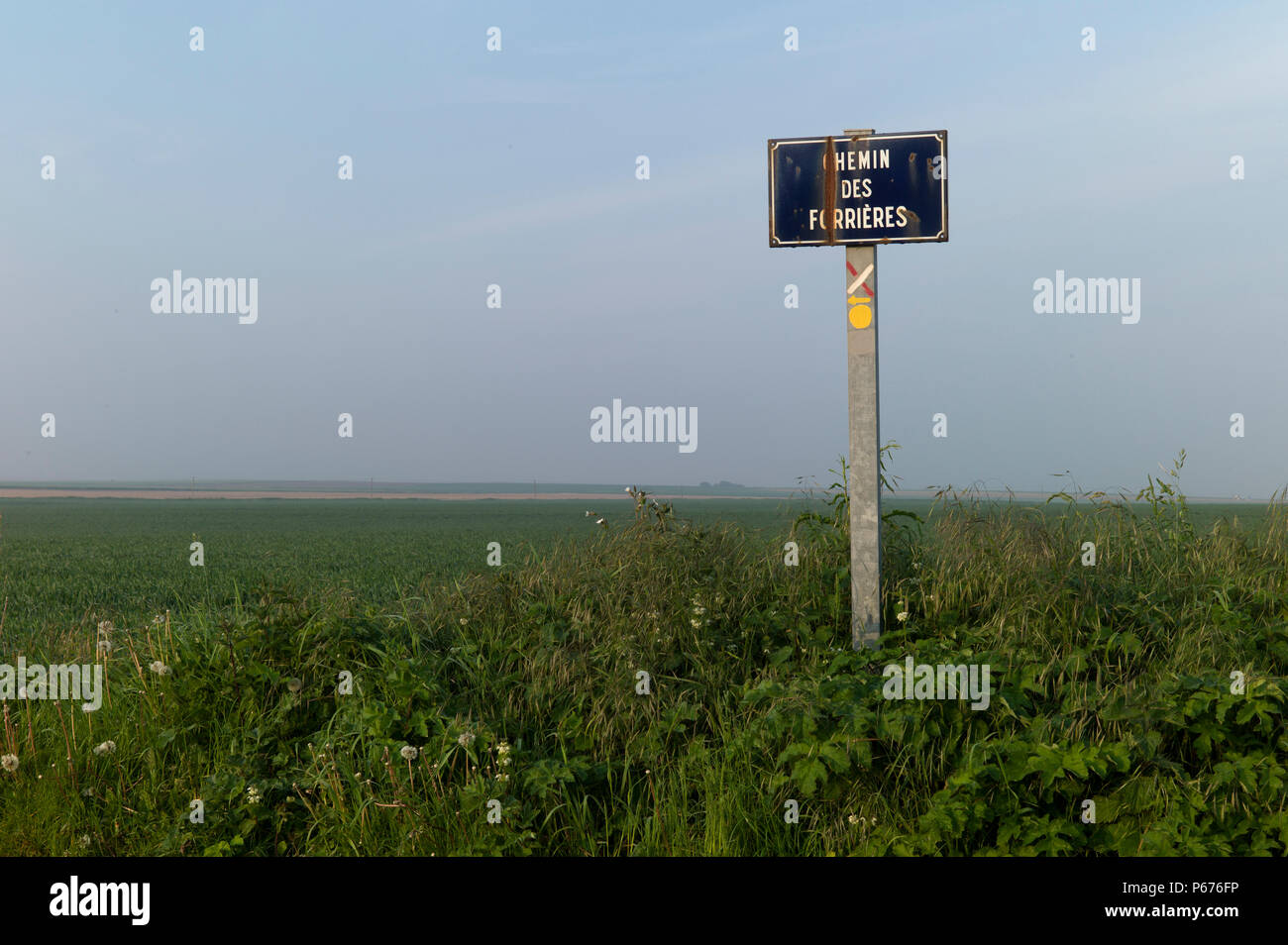 Rostige Schild im Feld, Normandie, Frankreich Stockfoto