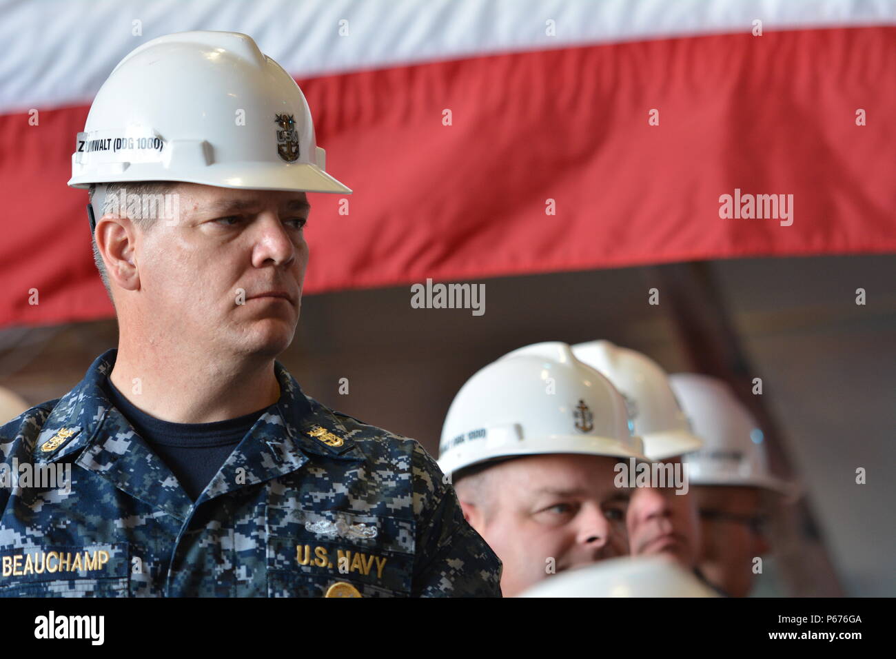 160520-N-YZ 252-245 BADEWANNE, Maine (20. Mai 2016) der Master Chief Dion Beauchamp, command Master Chief der Zukunft geführte Anti-raketen-Zerstörer USS Zumwalt (DDG 1000), steht vor dem Chaos Leiter während der Übertragung des Eigentums Zeremonie im Hangar Bucht des Schiffes. Die US-Marine akzeptiert Lieferung der DDG 1000, die Zukunft USS Zumwalt Zerstörer 20. Mai. Nach einer Crew Zertifizierung Zeitraum und Oktober Inbetriebnahme Zeremonie in Baltimore, Zumwalt wird Transit zu seinen Heimathafen in San Diego für einen Post Lieferung Verfügbarkeit und Mission Systeme Aktivierung. DDG 1000 ist der Leitung Schiff der Zumwalt - Clas Stockfoto
