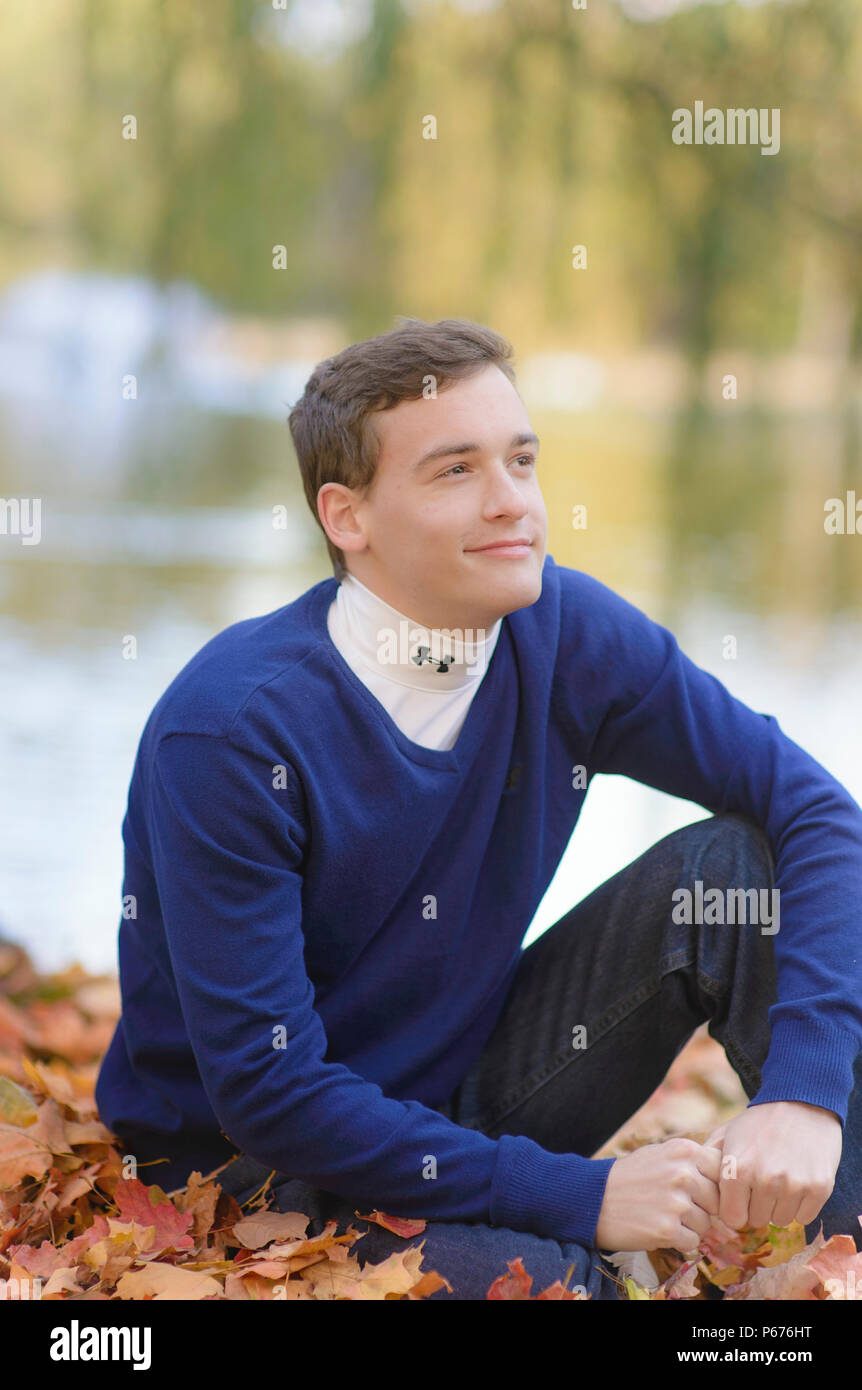 Teenager im Freien an einem Pullover Pullover Stockfoto