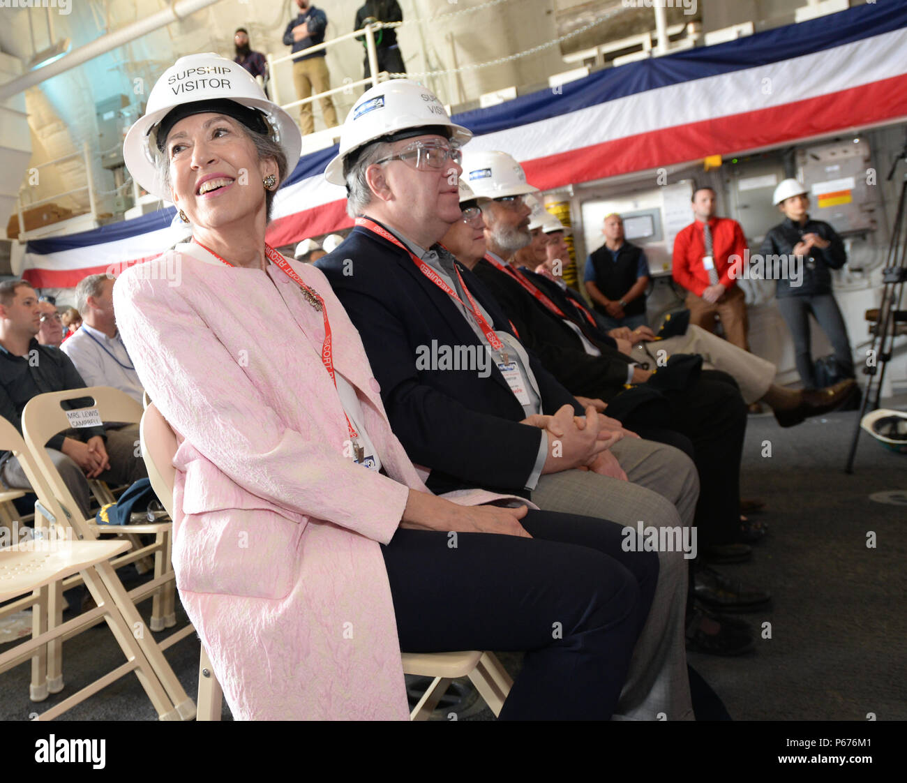 160520-N-YZ 252-134 BADEWANNE, Maine (20. Mai 2016) Ann Zumwalt, Tochter der U.S. Navy Adm. Elmo R. "Bud" Zumwalt jr., schaut auf die Arbeitnehmer Futter die Balkone rund um den Hangar Bucht während einer Übertragung des Eigentums Zeremonie für die Zukunft geführte Anti-raketen-Zerstörer USS Zumwalt (DDG 1000). Die US-Marine akzeptiert Lieferung der DDG 1000 20. Mai 2016. Nach einer Crew Zertifizierung Zeitraum und Oktober Inbetriebnahme Zeremonie in Baltimore, Zumwalt wird Transit zu seinen Heimathafen in San Diego für einen Post Lieferung Verfügbarkeit und Mission Systeme Aktivierung. DDG 1000 ist der Leitung Schiff Der zumwalt Klasse Zerstörer; Stockfoto