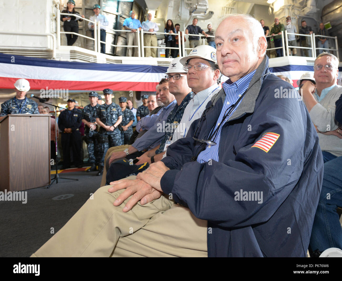 160520-N-YZ 252-128 BADEWANNE, Maine (20. Mai 2016) Fred Harris, Präsident von Bath Iron Works, hört sie einen Lautsprecher während der Übertragung des Eigentums Zeremonie für die Zukunft geführte Anti-raketen-Zerstörer USS Zumwalt (DDG 1000). Die US-Marine akzeptiert Lieferung der DDG 1000 20. Mai 2016. Nach einer Crew Zertifizierung Zeitraum und Oktober Inbetriebnahme Zeremonie in Baltimore, Zumwalt wird Transit zu seinen Heimathafen in San Diego für einen Post Lieferung Verfügbarkeit und Mission Systeme Aktivierung. DDG 1000 ist der Leitung Schiff Der zumwalt Klasse Zerstörer; die nächste Generation - Mission Oberfläche Kombattanten zugeschnitten für La Stockfoto