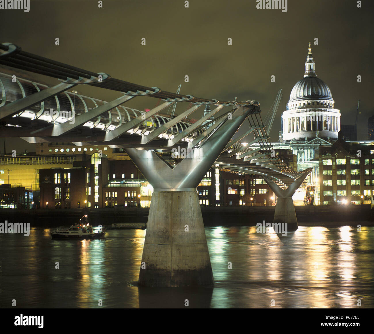 Millennium Bridge und St Pauls Kathedrale bei Nacht. London, Vereinigtes Königreich. Brücke von Norman Foster und Partner entwickelt. Stockfoto