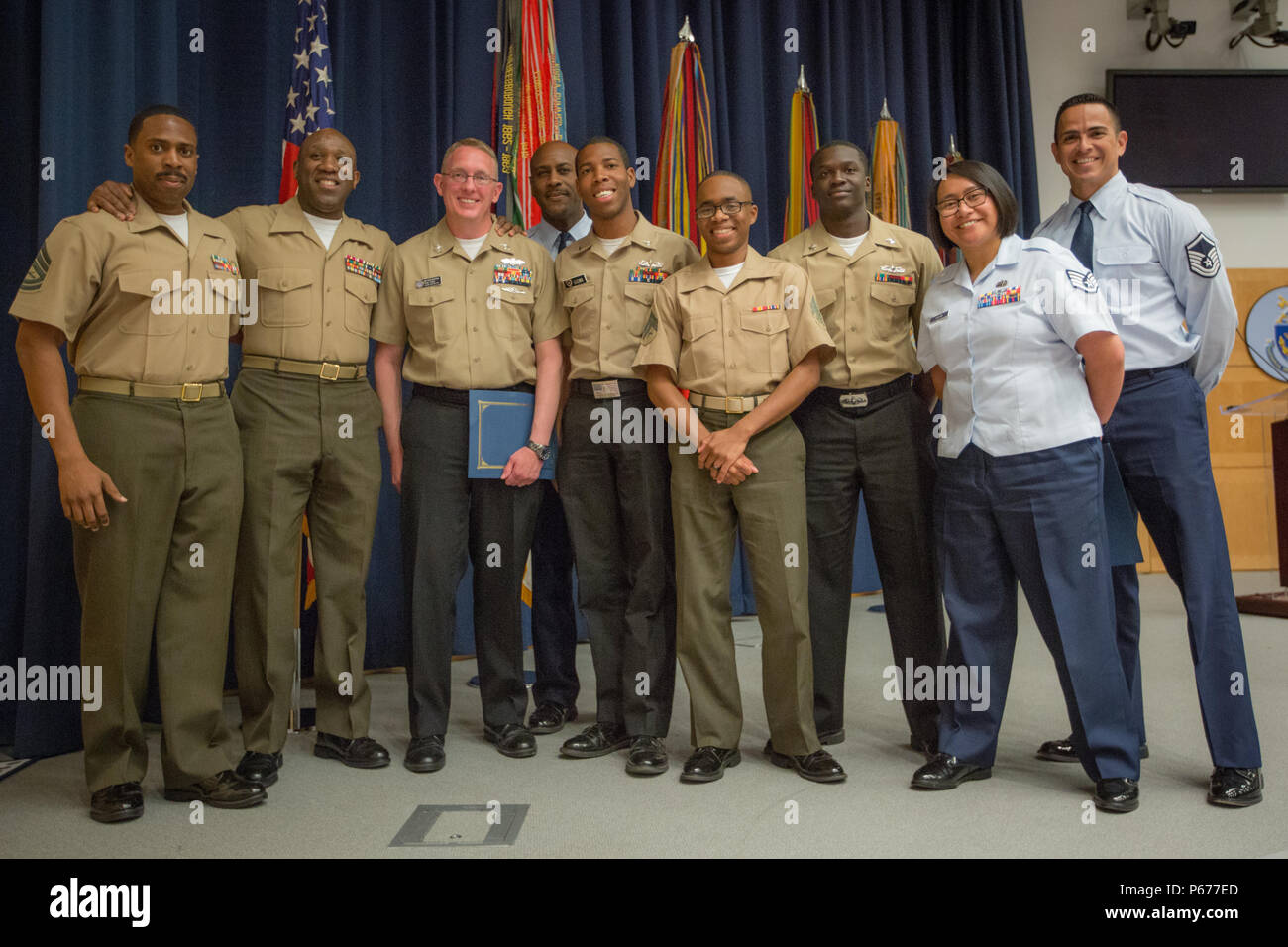 Die 18 Sergeant Major des Marine Corps, Ronald L. Grün, spricht an der Graduierung der National Capital Region Joint Forces NCO/PO berufliche Entwicklung Seminar an Ft. McNair, Washington D.C., den 20. Mai 2016. (U.S. Marine Corps Foto von Sgt. Melissa Marnell, Büro des Sergeant Major des Marine Corps/Freigegeben) Stockfoto