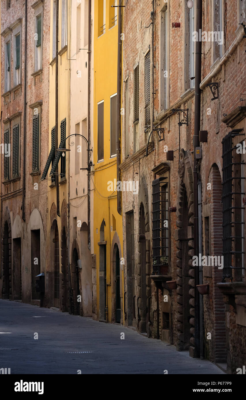 Straße im Zentrum der Stadt in Lucca, Italien Stockfoto