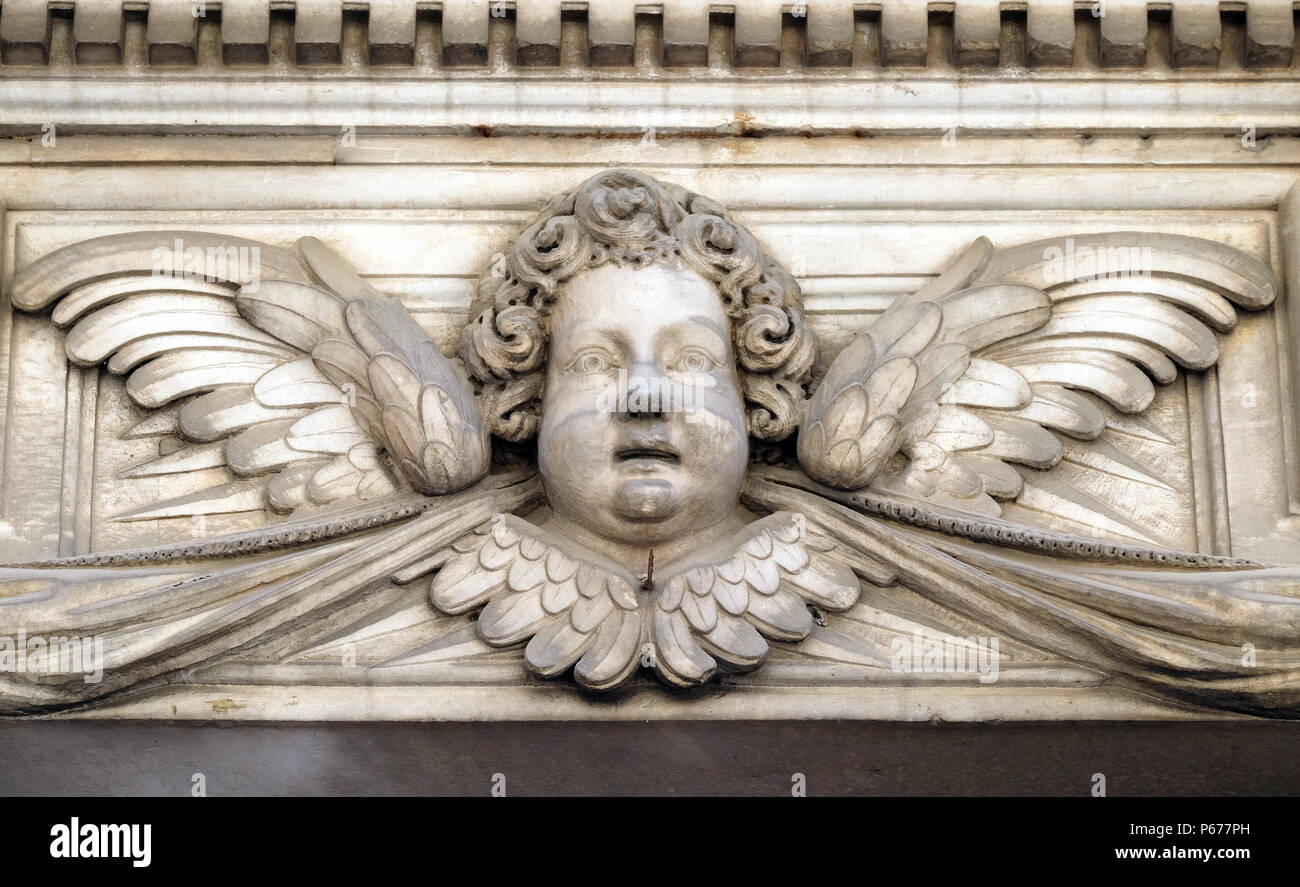 Engel auf dem Portal der Kirche Santa Maria Corteorlandini in Lucca, Toskana, Italien Stockfoto