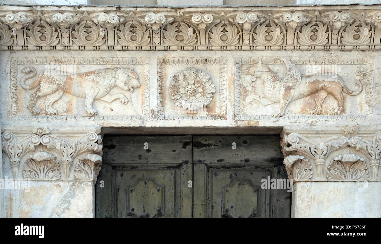 Steinmetzarbeiten auf dem Portal der Kirche Santa Maria Forisportam in Lucca, Toskana, Italien Stockfoto