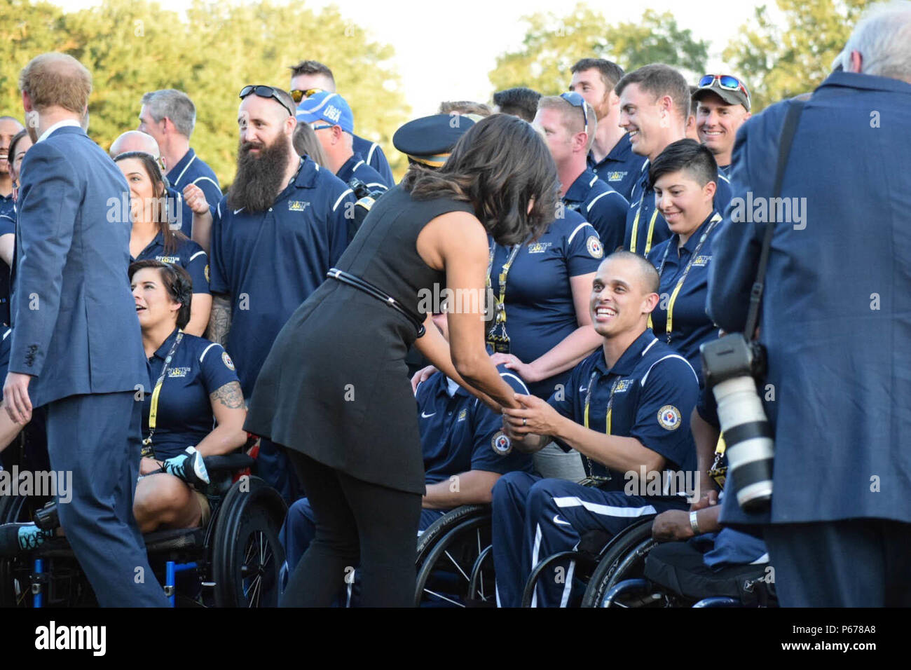 First Lady Michelle Obama grüßt Marine Feuer Controlman 3. Klasse (Ret.) Jason Reyes vor der Eröffnungsfeier am Invictus Games Mai 8, 2016 in Orlando, Fla. Die Invictus Games ist eine internationale adaptive Sport Wettbewerb für die Verwundeten, Kranken und Verletzten Service Mitglieder und Veteranen. (U.S. Marine Foto von Lt. j.g. Marissa A. Cruz/Freigegeben) Stockfoto