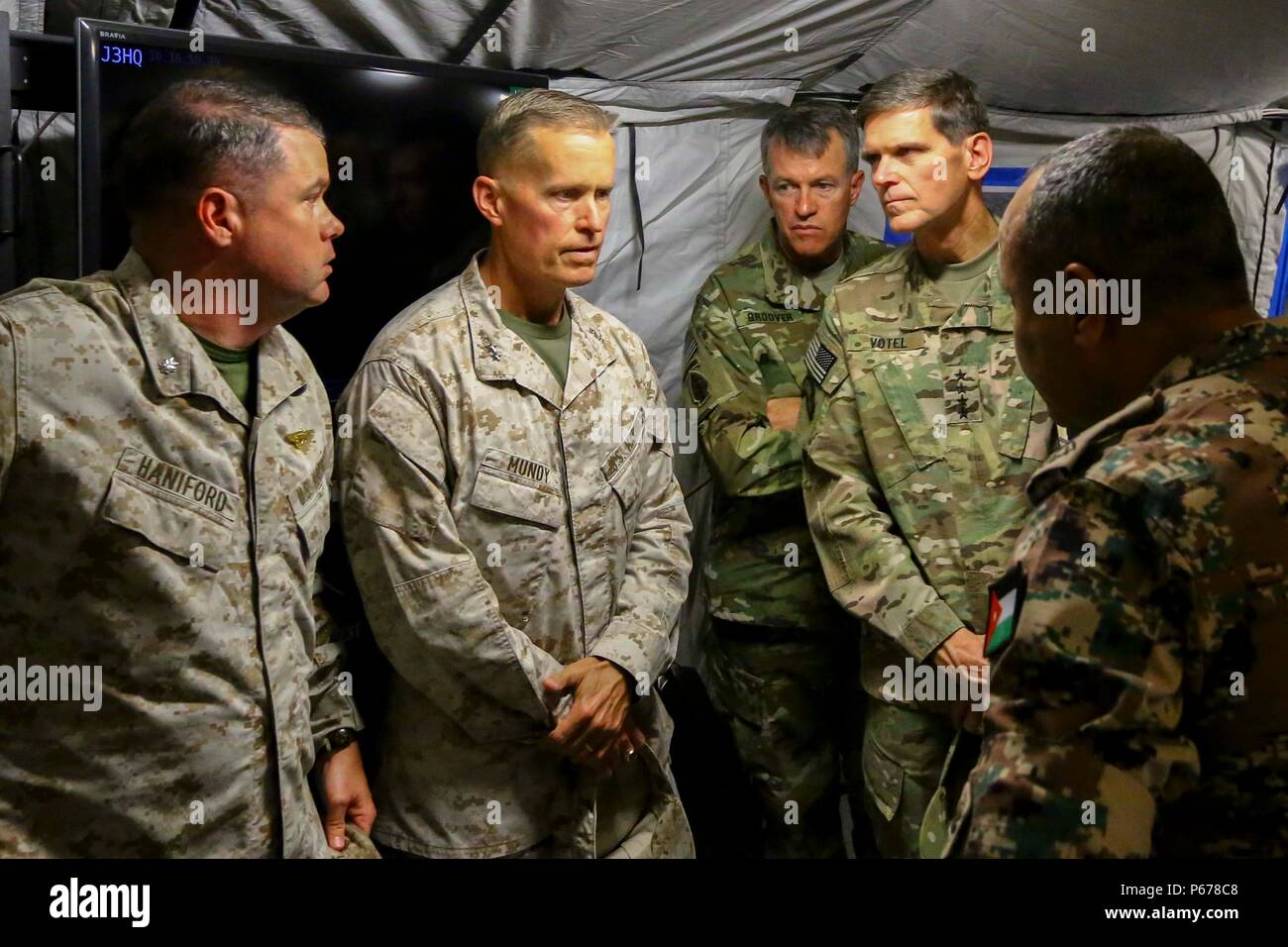 Us-Armee General Joseph Votel Kommandeur des US Central Command, zusammen mit US Marine Generalmajor Carl E. Mundy III, 5 Marine Expeditionary Brigade (5. MEB) und US-Armee Generalmajor Ralph H. Groover III Treffen mit Marines mit 5 MEB und Mitglieder der jordanischen Streitkräfte während der Übung eifrig Lion 2016 in der Nähe von Amman, Jordanien am 22. Mai 2016. Eifrig Lion16 ist ein US-Militär bi- Übung mit dem Haschemitischen Königreich Jordanien, die Beziehungen und die Interoperabilität zwischen den Nationen zu stärken. (U.S. Marine Corps Foto von Cpl. Lauren Falk 5. MEB COMCAM/Freigegeben) Stockfoto