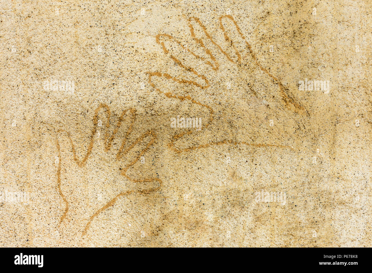 Zeichnung von den beiden handabdrücke auf strukturierte Tan farbigen adobe Wand Stockfoto