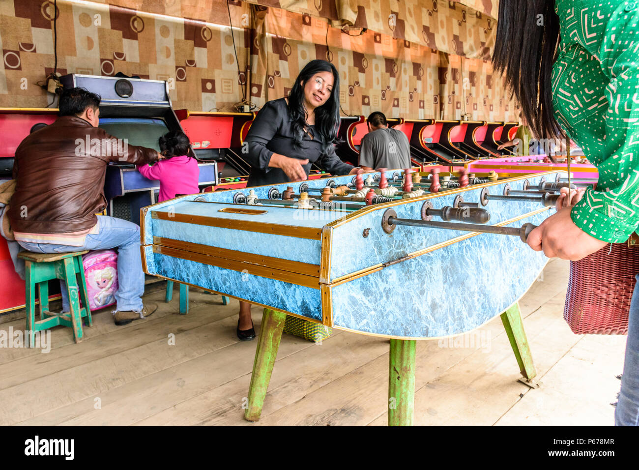 San Juan del Obispo, Guatemala - Juni 24, 2018: Einheimische, Tischfußball spielen im Village fair in der Nähe der UNESCO-Weltkulturerbe von Antigua Stockfoto