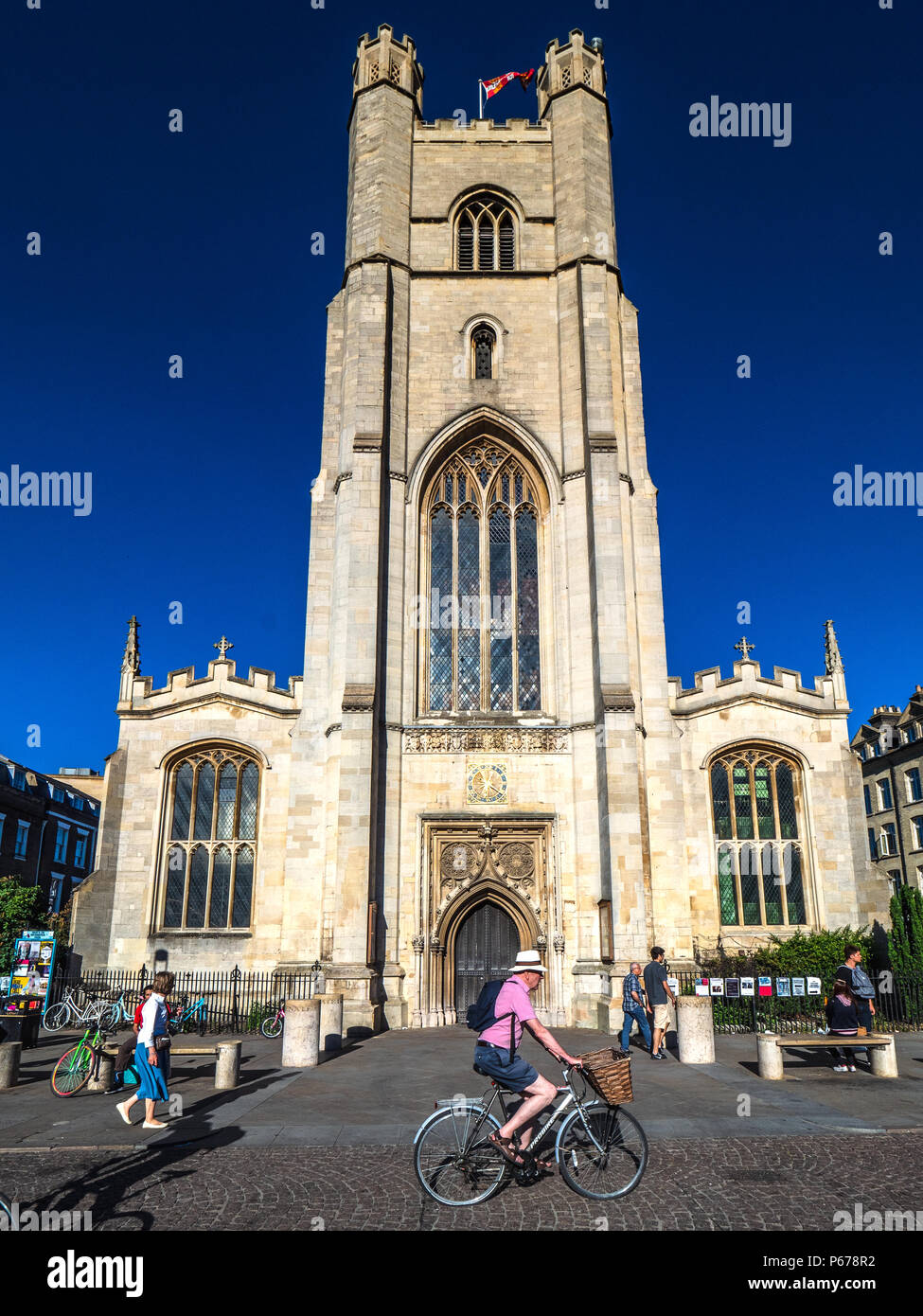 Cambridge Tourism - Radfahrer passieren die Great St Mary's Kirche im Zentrum von Cambridge. Die Kirche, die nach einem Brand im Jahr 1290 wieder aufgebaut wurde, ist Cambridge University Churc Stockfoto