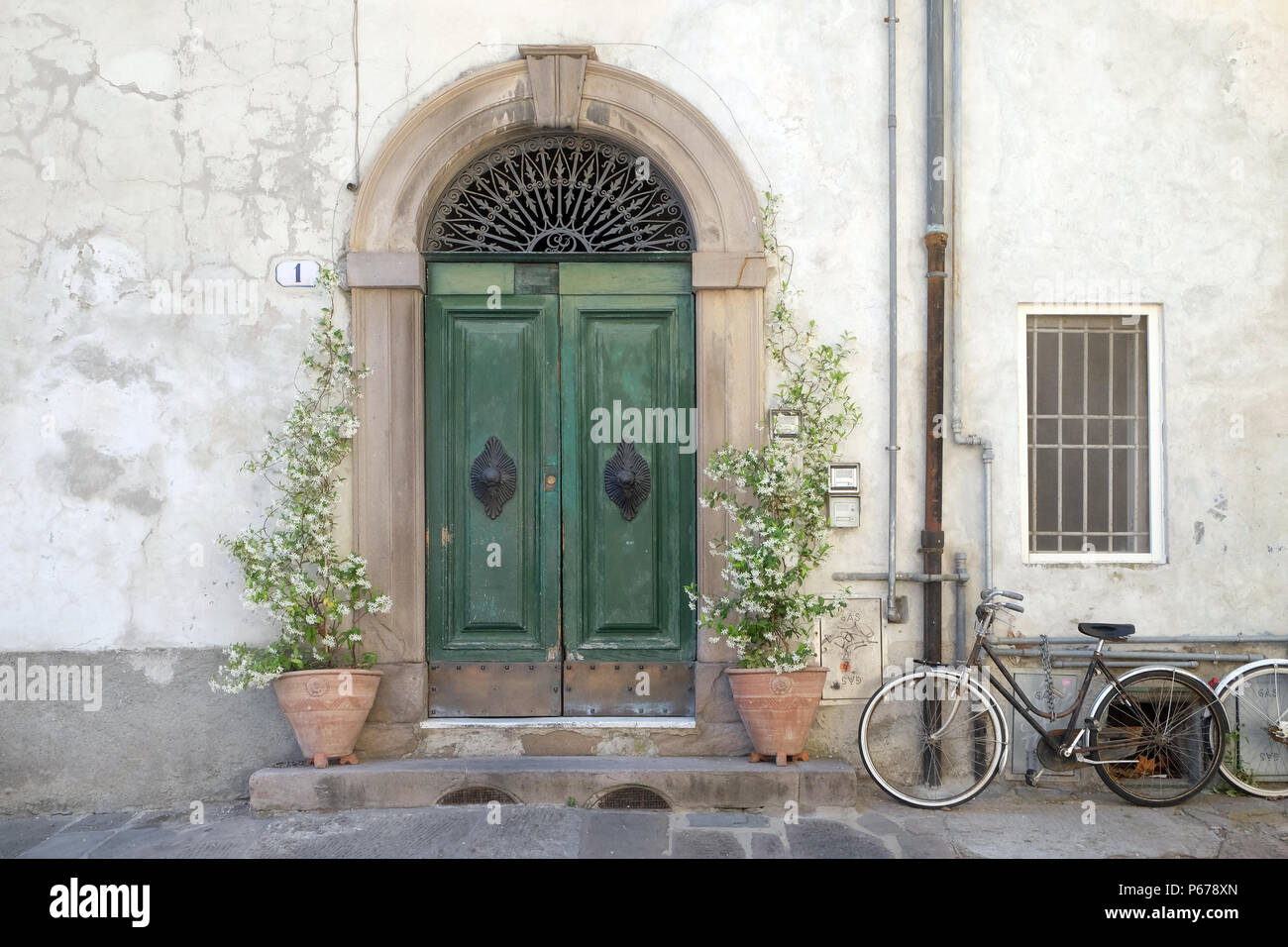 Wohn- tür Detail aus der mittelalterlichen Stadt Lucca, Toskana, Italien Stockfoto