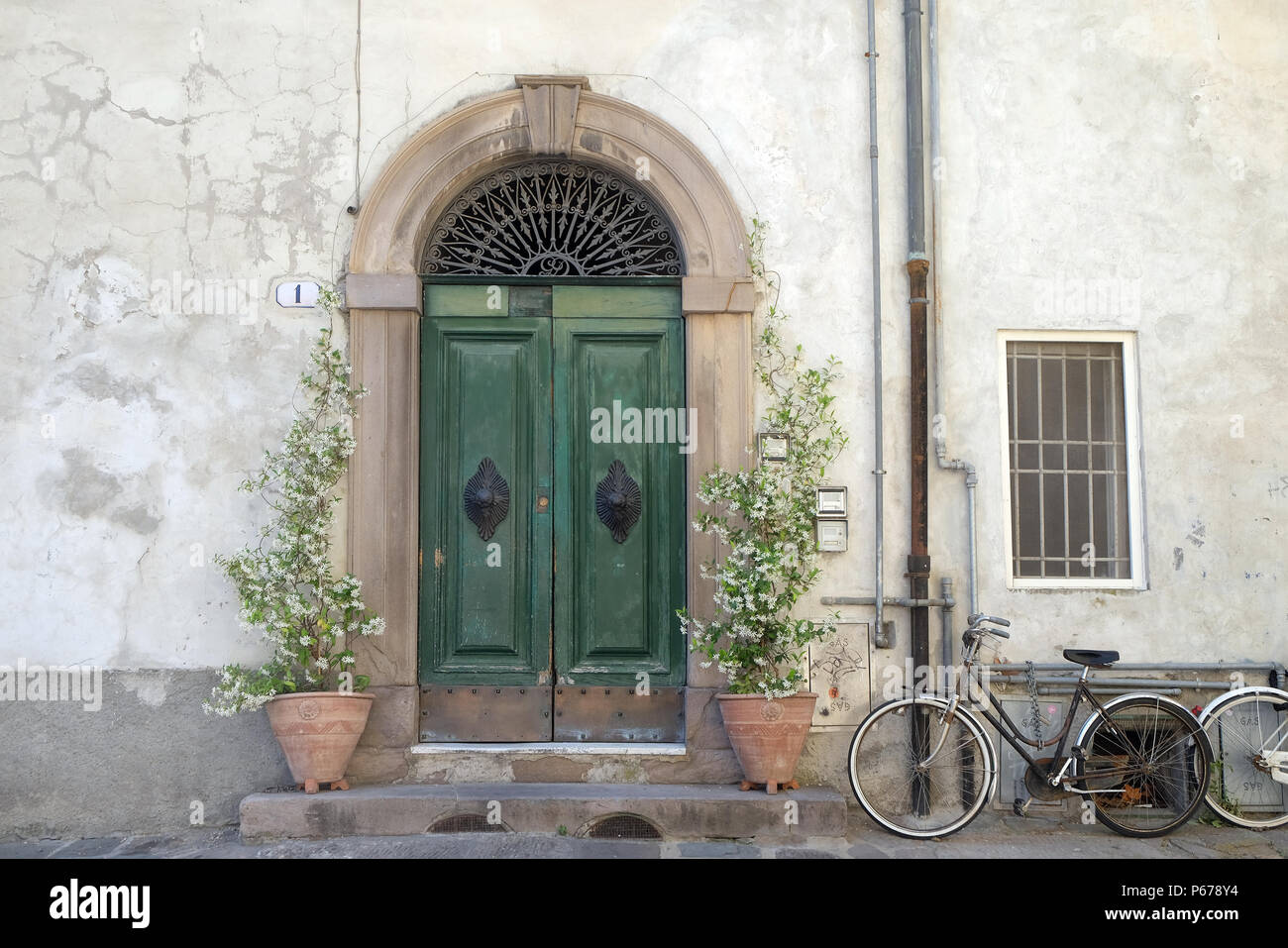 Wohn- tür Detail aus der mittelalterlichen Stadt Lucca, Toskana, Italien Stockfoto