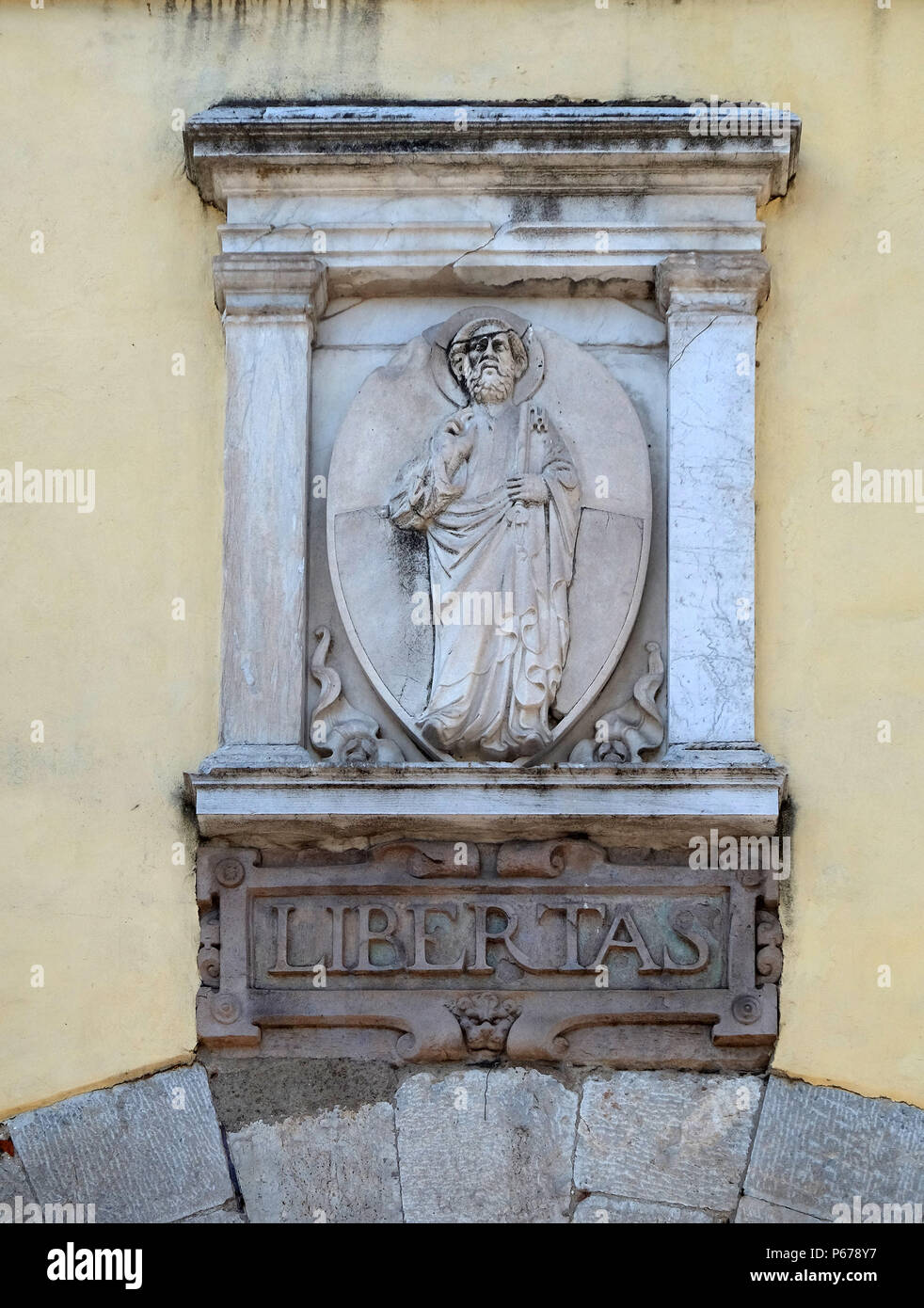 Statue von Libertas, Porta Santa Maria in Lucca, Toskana, Italien Stockfoto