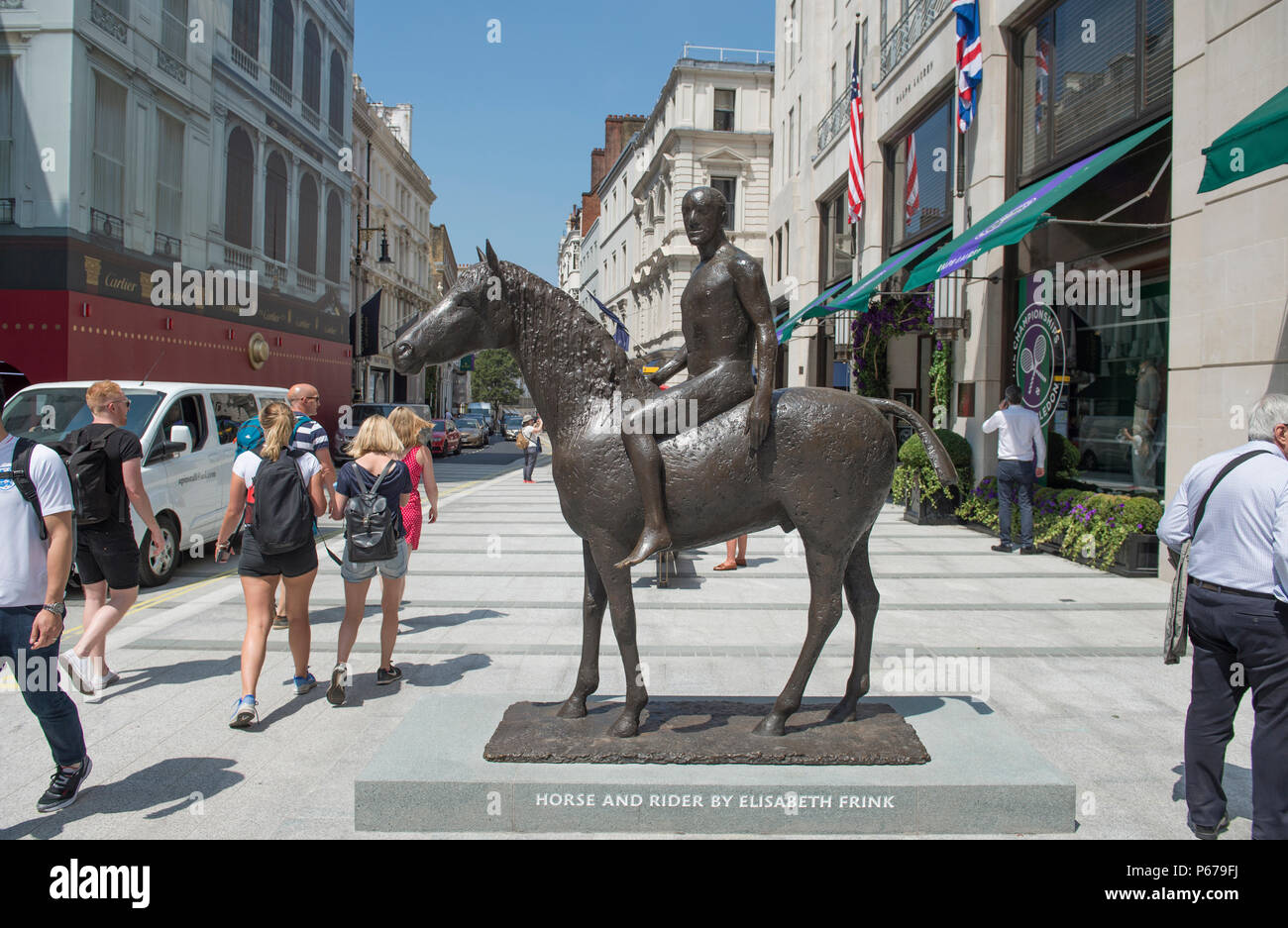 Dame Elisabeth Frink RA Skulptur Pferd und Reiter vor kurzem an der New Bond Street, London, Juni 2018 installiert Stockfoto