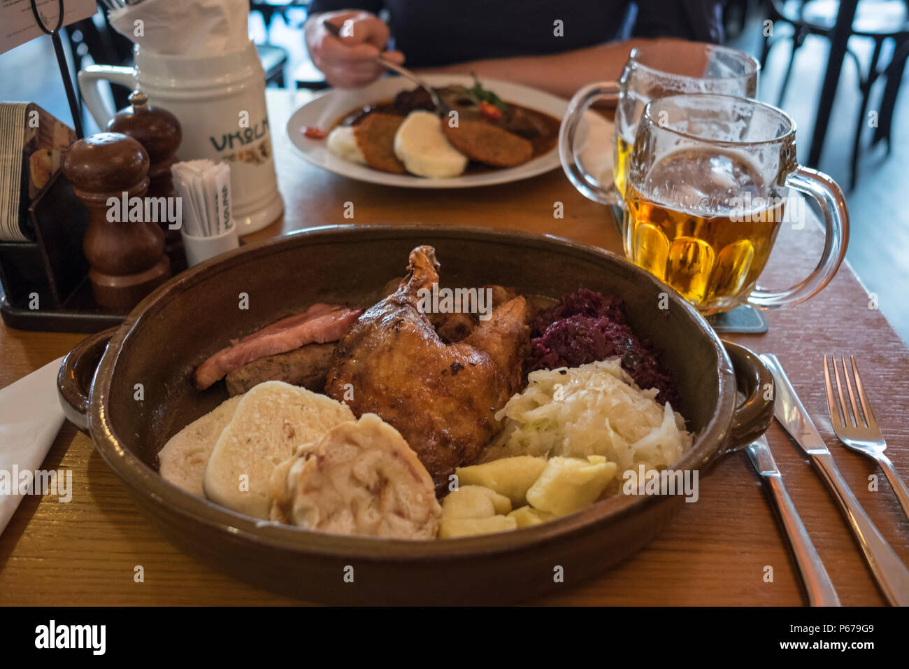 Traditionelle tschechische Küche mit Ente, Würstchen, Schinken, Bier ...