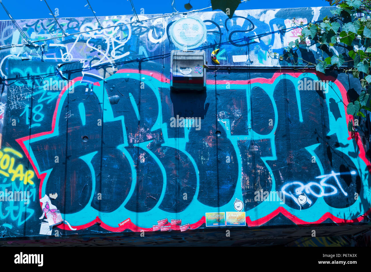 London Waterloo Leake Straße dunklen Buchstaben graffiti Hellblau Skript wand Gehsteig Bürgersteig detail Arthur blue sky Blätter Stockfoto