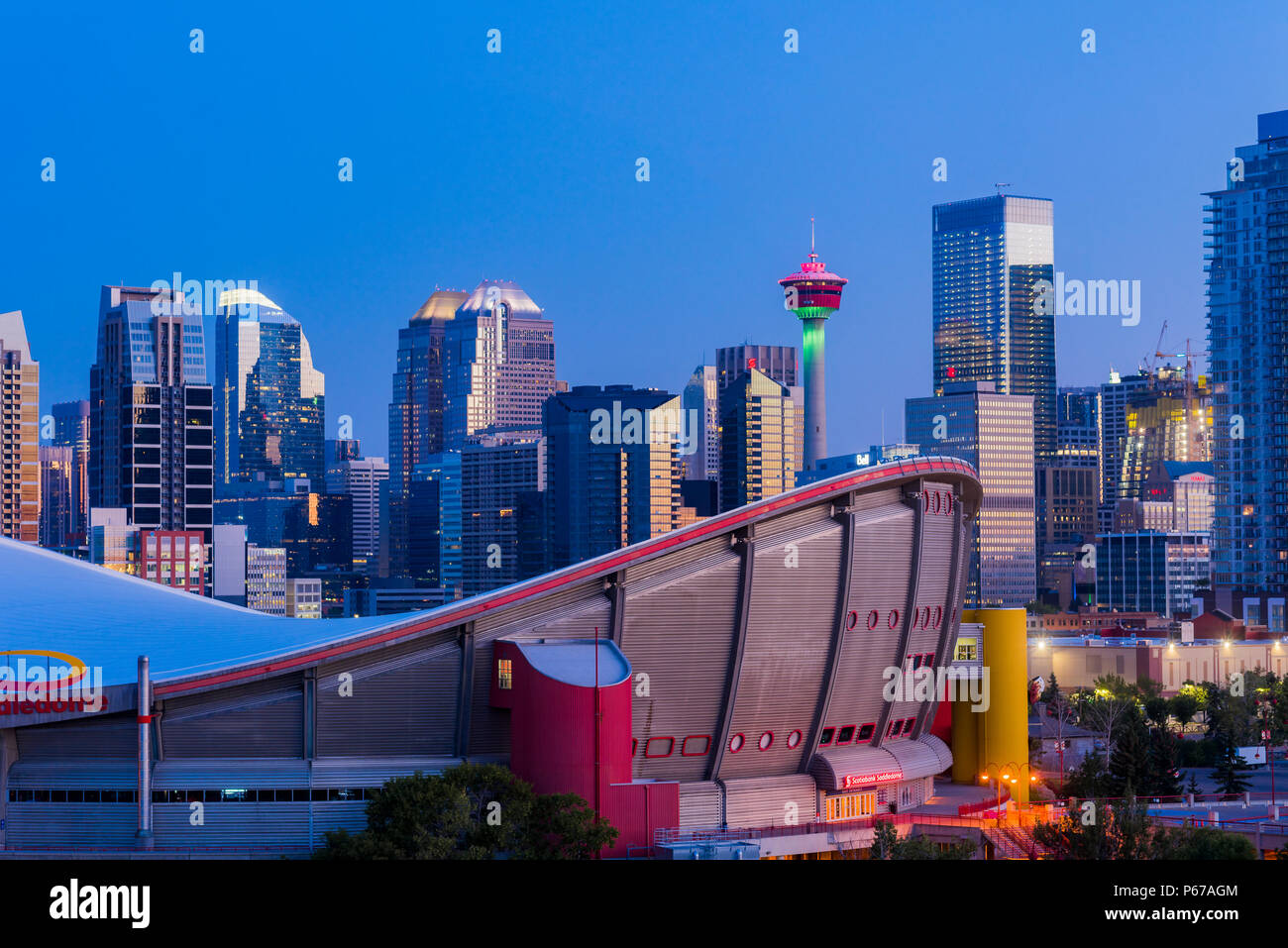 Saddledome und Downtown Skyline, Calgary, Alberta, Kanada Stockfoto