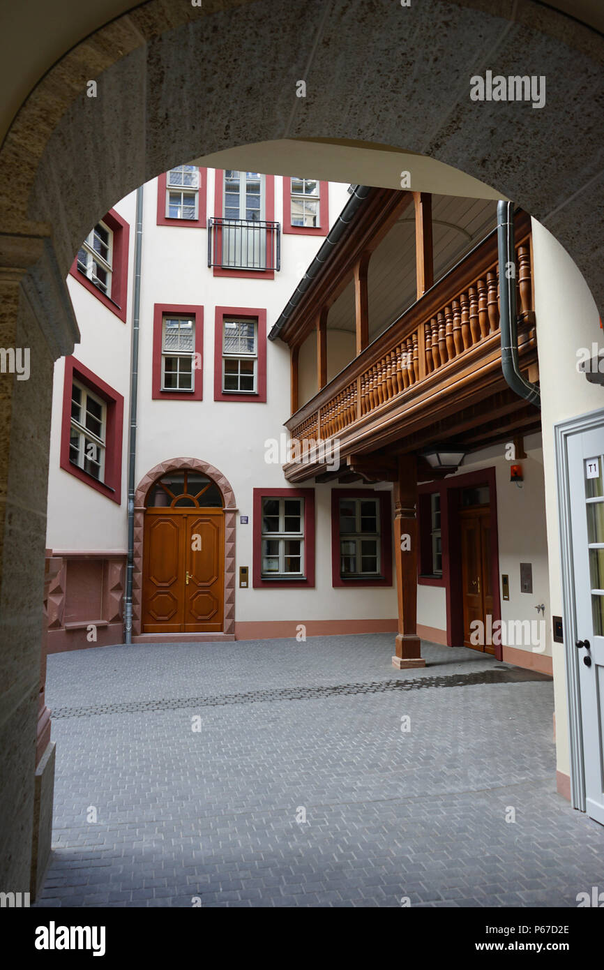 Golden Laemmchen Terrasse, Innenhof des Goldenen Dom-Roemer Laemmchen, Projekt, Neue Altstadt, historisches Zentrum, Frankfurt, Deutschland Stockfoto