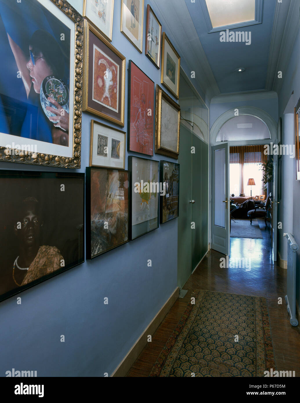 Blick auf Gemälde einer Wand Stockfoto