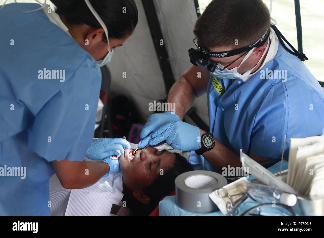 Us-Armee Maj. Joel Whiteman und SPC. Christina Astorga, mit der 185 Dental Gmbh, Extrakte Zahn eines Patienten während einer medizinischen Readiness Training übung in San Padro, Guatemala, 10. Mai 2016. Task Force Red Wolf und Armee nach Süden führt Humanitäre Zivile Hilfe Ausbildung auf taktischer Ebene Bauprojekte und medizinische Bereitschaft Übungen medizinische Zugang und den Bau von Schulen in Guatemala mit der guatemaltekischen Regierung und nicht-staatlichen Stellen von 05 Mär 16 bis 18 Apr 16 Um die Mission die Bereitschaft der US-Streitkräfte zu verbessern und einen nachhaltigen Nutzen zu liefern. Stockfoto