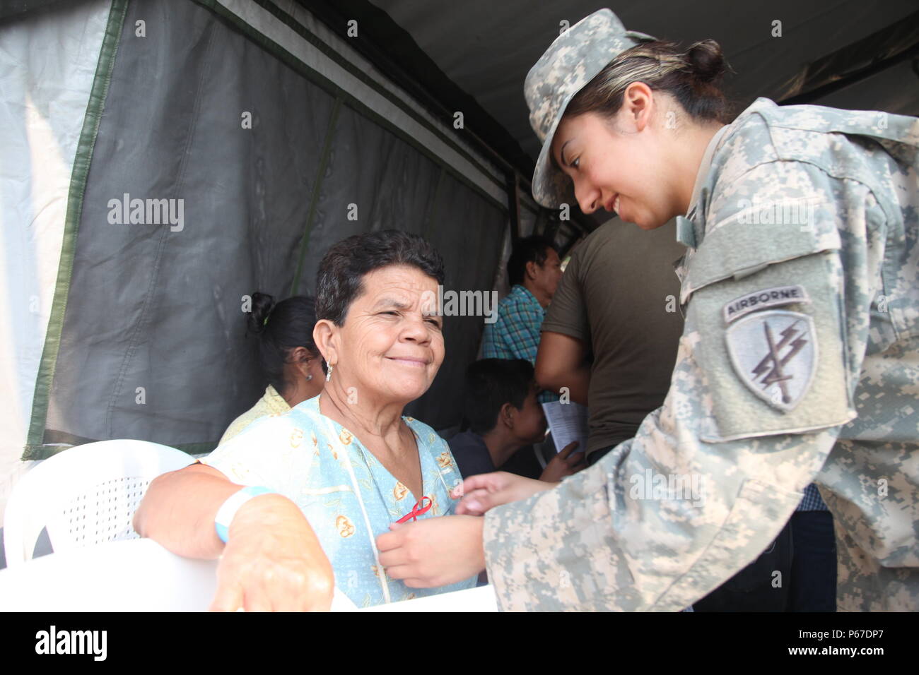 Us-Armee SPC. Jessie Castillo, mit der 413 zivilen Angelegenheiten, Tag Bänder der Pin Mutter auf Patienten während der medizinischen Readiness Training übung in San Padro, Guatemala, 10. Mai 2016. Task Force Red Wolf und Armee nach Süden führt Humanitäre Zivile Hilfe Ausbildung taktischer Ebene Bauprojekte und medizinische Bereitschaft Übungen medizinische Zugang und den Bau von Schulen in Guatemala mit der guatemaltekischen Regierung und nicht-staatlichen Stellen von 05 Mär 16 bis 18 Apr 16 Um die Mission die Bereitschaft der US-Streitkräfte zu verbessern und einen nachhaltigen Nutzen für die Menschen zu gehören Stockfoto