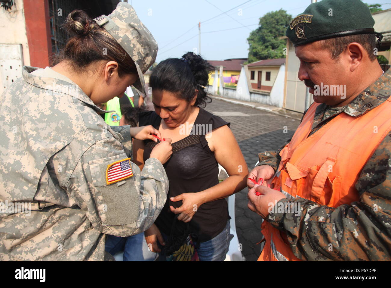 Us-Armee SPC. Jessie Castillo, mit der 413 zivilen Angelegenheiten, Tag Bänder der Pin Mutter auf Patienten während der medizinischen Readiness Training übung in San Padro, Guatemala, 10. Mai 2016. Task Force Red Wolf und Armee nach Süden führt Humanitäre Zivile Hilfe Ausbildung taktischer Ebene Bauprojekte und medizinische Bereitschaft Übungen medizinische Zugang und den Bau von Schulen in Guatemala mit der guatemaltekischen Regierung und nicht-staatlichen Stellen von 05 Mär 16 bis 18 Apr 16 Um die Mission die Bereitschaft der US-Streitkräfte zu verbessern und einen nachhaltigen Nutzen für die Menschen zu gehören Stockfoto