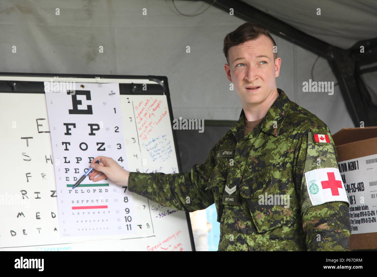 Kanadische Streitkräfte Cpl. Matthews Todd mit 23 Kanadische Streitkräfte Gesundheitswesen wertet eine guatemaltekische Patient mit einem Auge Diagramm in der optometrie Zelt bei San Padro, Guatemala, 10. Mai 2016. Task Force Red Wolf und Armee nach Süden führt Humanitäre Zivile Hilfe Ausbildung auf taktischer Ebene Bauprojekte und medizinische Bereitschaft Übungen medizinische Zugang und den Bau von Schulen in Guatemala mit der guatemaltekischen Regierung und nicht-staatlichen Stellen von 05 Mär 16 bis 18 Apr 16 Um die Mission die Bereitschaft der US-Streitkräfte zu verbessern und einen nachhaltigen Nutzen für die pe zu liefern. Stockfoto