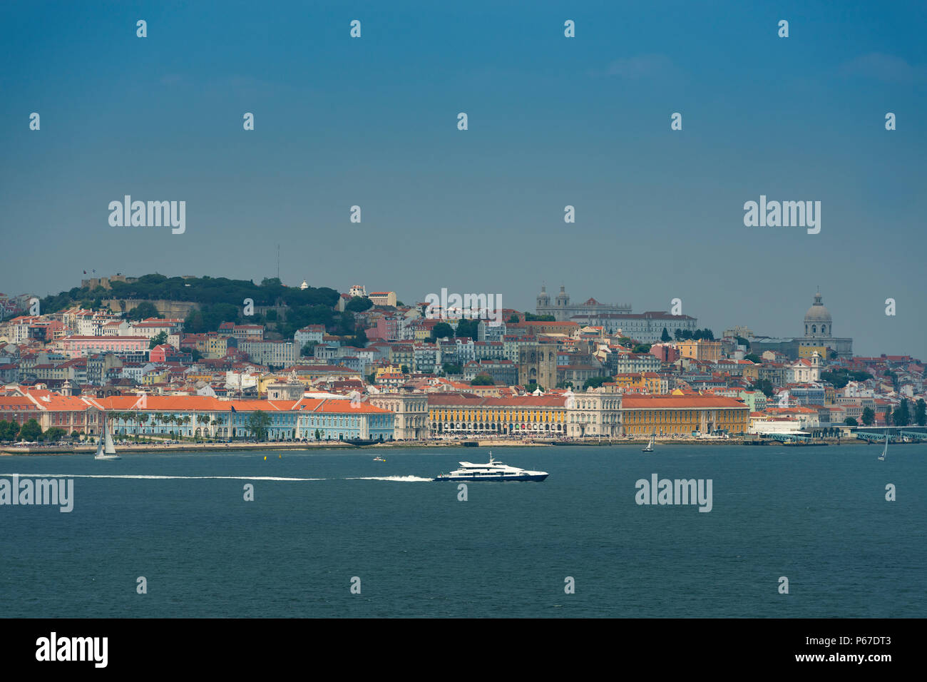 Blick auf die Skyline der Stadt Lissabon mit Boote auf dem Fluss Tejo; Konzept für Reisen in Portugal und besuchen Sie Lissabon Stockfoto