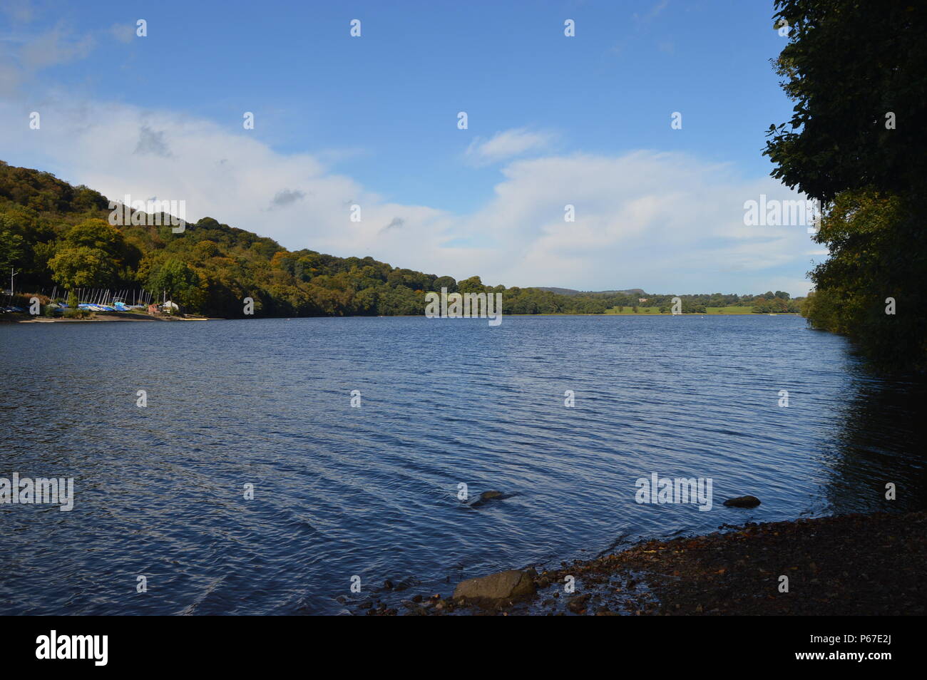 Rudyard Lake auf der sonnigen blauen Himmel Tag Stockfoto