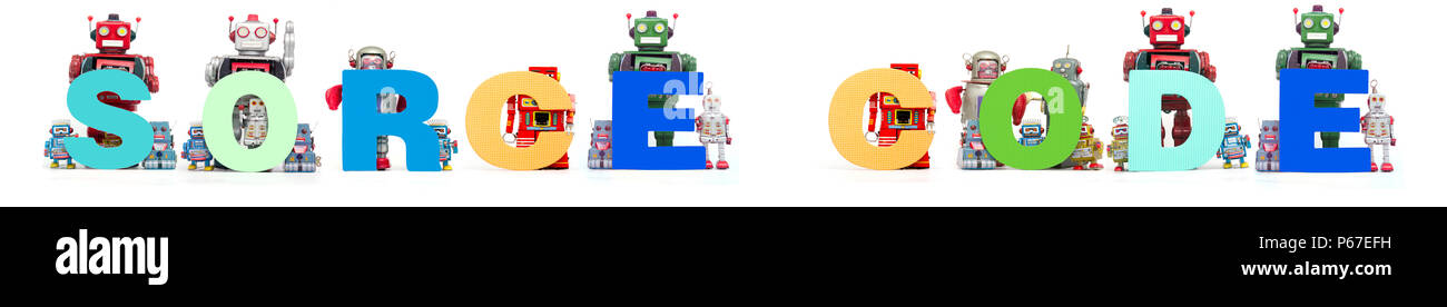 Retro Zinn Roboter Spielzeug halten, das Wort SORCE CODE auf weißen Banner solated Stockfoto