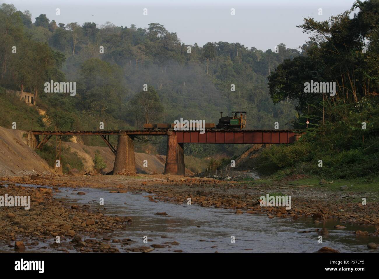 Bagnall 0-4-0 ST 600 mm guage 'David' durch Bagnalls der Stafford 1924 erbaute überquert den Fluss an Thuresday Tipong Colliery Assam am 29. März 2007. Stockfoto